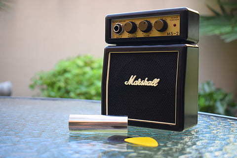 Marshall, amplificador, música, jardín, pacto, marshall, amplificador, guitarra, debajo, texto, día, comunicación, nadie, al aire libre, agua, tecnología, escritura occidental, de cerca, centrarse en primer plano, material de madera, letra mayúscula, radio, antiguo, enfoque selectivo, dispositivo de entrada, mesa, firmar, equipo, mensaje, 4K, CC0, dominio público, libre de derechos