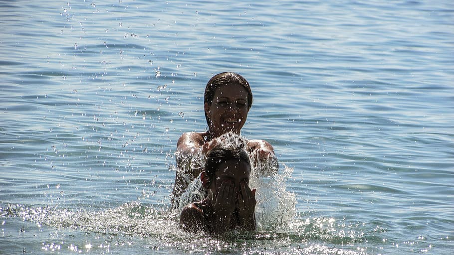 verão, de praia, Diversão, período de férias, família, relaxamento, felicidade, lazer, diversão familiar, feriado, família na praia, família ao ar livre, alegria, agua, beira-mar, movimento, salpicos, uma pessoa, dia, natação, natureza, estilos de vida, pessoas reais, ao ar livre, homens, Tiros na Cabeça, luz solar, atividade de lazer, machos, retrato, criança, sem camisa, 4K
