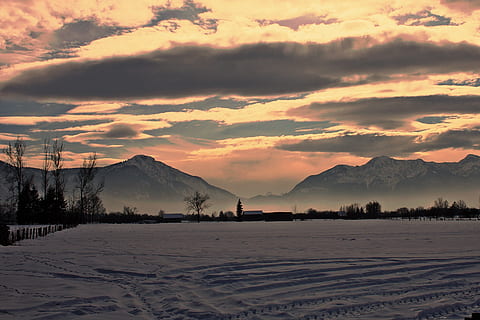 öffnen, Feld, golden, Stunde, Zauber, Winter, winterlich, Schnee, Berge, Bayern, Wolken, Himmel, glauben, Mystik, Natur, Dämmerung, Sonnenuntergang, wolke - himmel, Szenen - Natur, Berg, Schönheit in der Natur, kalte Temperatur, ruhige Szene, Ruhe, Nicht-städtische Szene, idyllisch, Gebirge, keine Leute, Baum, Umgebung, Landschaft, schneebedeckter Berg, 2K, CC0, gemeinfrei, lizenzfrei