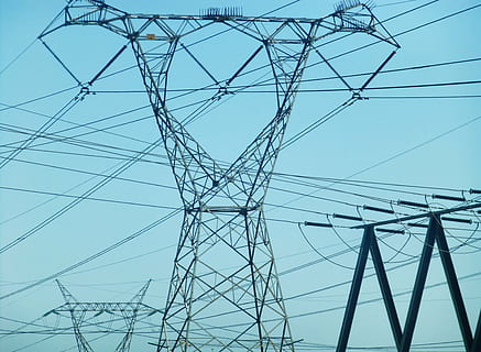 pilone, eletricidade, linhas, atual, cabo, conexão, fonte de energia, linha de energia, visão de baixo ângulo, pilão de eletricidade, tecnologia, geração de combustível e energia, complexidade, céu, ninguém, natureza, alto - alto, metal, dia, arquitetura, ao ar livre, estrutura construída, poder, ferro - metal, equipamento elétrico, diretamente abaixo, componente elétrico, 4K, CC0, domínio público, royalty free