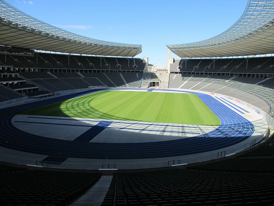 stadio Olimpico, Tedesco, Berlino, lo stadio olimpico, stadio, sport, curva, concorrenza, blu, sport competitivo, struttura costruita, architettura, esterno dell'edificio, giorno, cielo, natura, nessuno, destinazioni di viaggio, all'aperto, città, costruzione, posto a sedere, cielo sereno, viaggio, turismo, cultura artistica e intrattenimento, colore verde, 4K