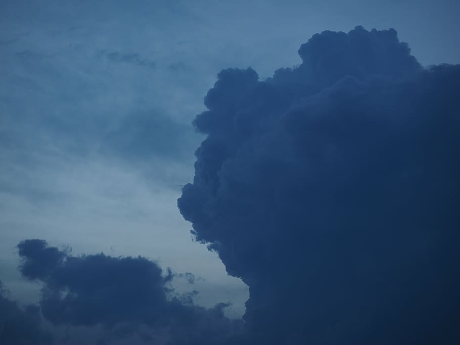 Gewitterwolke, Wolke, Gewitter, dunkle Wolken, nach vorne, Sturm, Trübung, Wolken bilden sich, Kumuluswolken, bedrohlich, Wolkenberge, Silhouette, Himmel, wolke - himmel, Natur, Hintergründe, keine Leute, szenen, draußen, Blau, Tag, Schönheit in der Natur, Flachwinkelansicht, Szenen - Natur, ruhige Szene, Ruhe, idyllisch, Wolkengebilde, Dämmerung, Nicht-städtische Szene, Sonnenuntergang, 4K