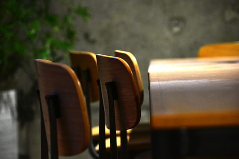 selettivo, fotografia a fuoco, Marrone, di legno, sedie, tavolo, ufficio, vuoto, interior design, arredamento, posto a sedere, sedersi, solitudine, avvicinamento, profondità di campo, sedia, concentrarsi sulle conoscenze acquisite, nessuno, in casa, di fila, messa a fuoco selettiva, attività commerciale, metallo, legno - materiale, assenza, cultura artistica e intrattenimento, attrezzature domestiche, cibo e bevande, tecnologia, giorno, natura, industria alimentare e delle bevande, acciaio, 5K, CC0, dominio pubblico, privo di copyright