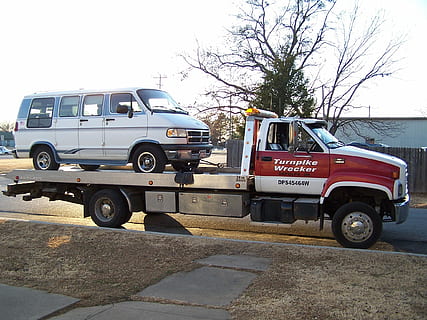 rot, Weiß, LKW-Parkplatz, Haus, Fehler, Abschleppwagen, Abschleppen, Transport, Auto, Sicherheit, Landfahrzeug, Behörde, Straße, Transportmittel, Stadt, Kraftfahrzeug, Himmel, Tag, LKW, stationär, klarer Himmel, Unfälle und Katastrophen, Baum, Text, Rettung, draußen, die Architektur, keine Leute, Regierung, 1080P, CC0, gemeinfrei, lizenzfrei