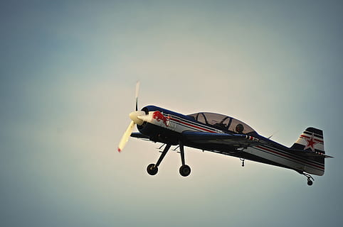 fotografie, roșu, plan de imprimare bull, negru, gri, avion, zbor, cer, elice, pilot, a zbura, aripă, Taur rosu, aterizare, austrium, afişa, spectacol, vehiculul aerian, transport, mijloc de transport, natură, nici o persoana, în mișcare, mişcare, cer senin, la mijlocul-aer, spectacol aerian, în aer liber, spațiu copie, călătorie, un singur obiect, albastru, zi, vedere laterală, Industrie aerospatiala, roată, 4K, CC0, domeniu public, fără drepturi de autor