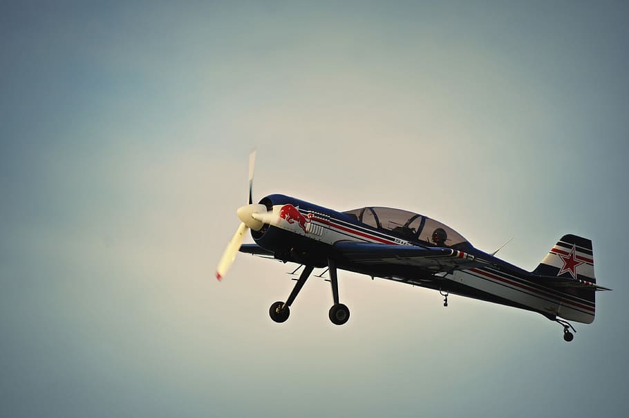 foto, vermell, pla d'impressió de toro, negre, gris, avió, volant, cel, hèlix, pilot, volar, ala, redbull, vol, aterratge, austrium, pantalla, espectacle, vehicle aeri, transport, manera de transport, naturalesa, cap gent, en moviment, moviment, cel clar, a l'aire, espectacle aeri, a l'aire lliure, còpia espai, viatjar, sol objecte, blau, dia, vista lateral, indústria aeroespacial, roda, 4K