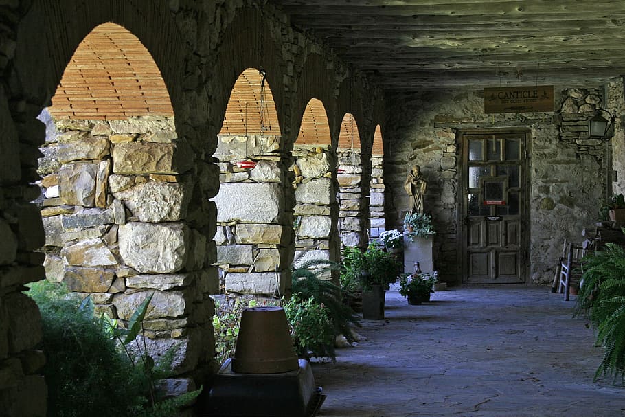grauer konkreter Korridor, Mission, Stein, Blumen, Spanisch, historisch, san, antonio, Texas, Bogen, Geschichte, die Architektur, gebaute Struktur, architektonische Säule, Religion, Gebäude, die Vergangenheit, Tag, keine Leute, Gebäudehülle, Anbetungsstätte, Glauben, Spiritualität, alt, solide, Natur, uralt, draußen, stein material, alte Zivilisation, 2K