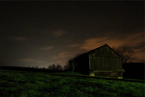 marrón, de madera, granero, campo de hierba, cobertizo, Dom, conjunto, oscuro, noche, cielo, estrellas, hierba, campos, país, rural, estructura construida, casa, arquitectura, nadie, campo, paisaje, al aire libre, casa de Campo, estrella - espacio, astronomía, espacio, exterior del edificio, paisajes - naturaleza, naturaleza, planta, tierra, edificio, edificio agricola, campo de estrellas, estrella, cabaña, 1080P, CC0, dominio público, libre de derechos