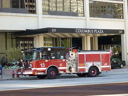 Feu, effacer, protection, porter secours, rouge, Chicago, Illinois, autos, camion de pompier, sapeur pompier, services d'urgence, services d'urgence et occupation de secours, Royaume-Uni, caserne de pompiers, urgence, ville, extérieur du bâtiment, transport, un service, en plein air, journée, architecture, mode de transport, véhicule terrestre, structure construite, rue, texte, Occupation, accidents et catastrophes, un camion, Hommes, route, écriture occidentale, véhicule à moteur, Voyage, 2K