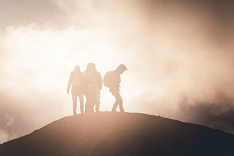 făcut, top, siluetă, excursioniști, Munte, cețuri, nor, fum, om, masculin, alpinist, apus de soare, răsărit, deal, natură, abstract, praf, ceaţă, kerlingarfjoll, grup de oameni, adult, oameni, bărbați, resolidarizare, lungime totală, femei, Activitatea de agrement, activitate, mers, lentila flacara, cer, permanent, drumeții, oameni adevărați, tânăr adult, călătorie, femei tinere, 5K, CC0, domeniu public, fără drepturi de autor