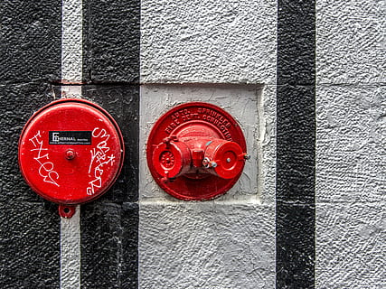 arquitectura, tubería, objeto, rojo, herido, la seguridad, seguridad, accidentes y desastres, proteccion, boca de incendio, metal, equipo de emergencia, de cerca, pared - característica de la construcción, nadie, alarma de incendios, día, controlar, rescate, firmar, comunicación, manguera, válvula, válvula de la máquina, manguera de fuego, presionar el botón, 4K, CC0, dominio público, libre de derechos
