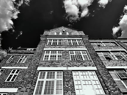 bianco e nero, costruzione, architettura, finestre, facciata, colpo basso angolo, monocromatico, prospettiva, esterno dell'edificio, struttura costruita, Inquadratura dal basso, nuvola - cielo, cielo, città, finestra, nessuno, natura, all'aperto, giorno, alto - alto, quartiere residenziale, moderno, Torre, albero, appartamento, 2K