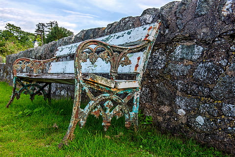 panchina del parco, vecchio, erba, arrugginito, bianca, stai fermo, sedersi, sedia, legna, nel, corsa, mobilia, ferro, metallico, pietra, parete, abbandonato, natura, cielo, terra, nessuno, giorno, montagna, danneggiato, corri giù, campo, obsoleto, solido, intemperie, pianta, nuvola - cielo, architettura, roccia, all'aperto, deterioramento, rovinato, 5K, CC0, dominio pubblico, privo di copyright