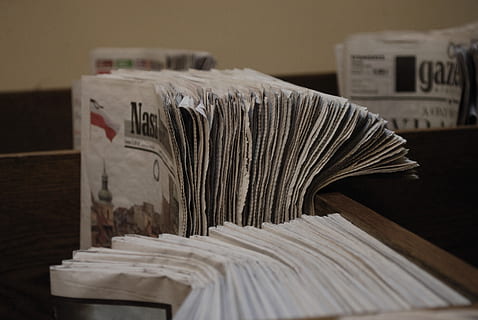 libro, biblioteca, formazione scolastica, conoscenza, archivio, affitto, vecchio, polvere, giornale, giornali, rivista, riviste, in casa, nessuno, avvicinamento, concentrarsi sulle conoscenze acquisite, tavolo, legno - materiale, natura morta, pubblicazione, attività commerciale, messa a fuoco selettiva, grande gruppo di oggetti, carta, mobilia, di fila, etichetta, pila, mensola, 4K, CC0, dominio pubblico, privo di copyright