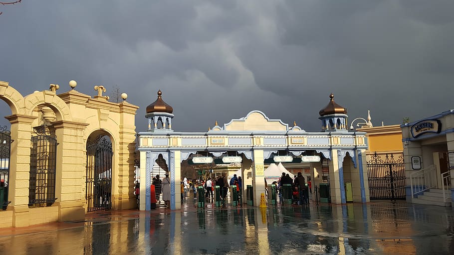 pluja de primavera, cel, everland, tabitha, arquitectura, lloc famós, estructura construïda, exterior de l'edifici, edifici, grup de persones, destinacions de viatge, ciutat, naturalesa, viatjar, humit, reflexió, núvol - cel, pluja, història, el passat, turisme, a l'aire lliure, govern, columna arquitectònica, temporada de pluges, 5K
