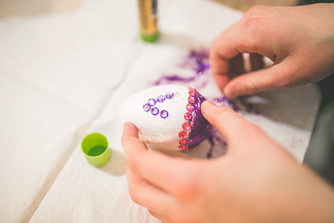 Pasqua, vacanza, primavera, uova, uovo, decorazione, arredamento, colorazione, pittura, ragazza, mani, avvicinamento, mano umana, mestiere, donne, persone, fatti in casa, etnia caucasica, in casa, femmine, parte del corpo umano, una persona, messa a fuoco selettiva, solo adulti, adulto, mano, detenzione, cibo e bevande, prole, infanzia, cibo dolce, bambino, celebrazione, dolce, cibo, colore rosa, concentrarsi sulle conoscenze acquisite, multicolore, 4K