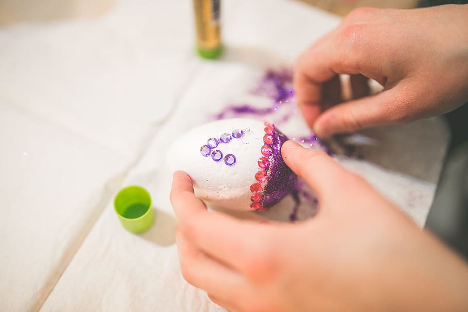 Pasqua, vacanza, primavera, uova, uovo, decorazione, arredamento, colorazione, pittura, ragazza, mani, avvicinamento, mano umana, mestiere, donne, persone, fatti in casa, etnia caucasica, in casa, femmine, parte del corpo umano, una persona, messa a fuoco selettiva, solo adulti, adulto, mano, detenzione, cibo e bevande, prole, infanzia, cibo dolce, bambino, celebrazione, dolce, cibo, colore rosa, concentrarsi sulle conoscenze acquisite, multicolore, 4K