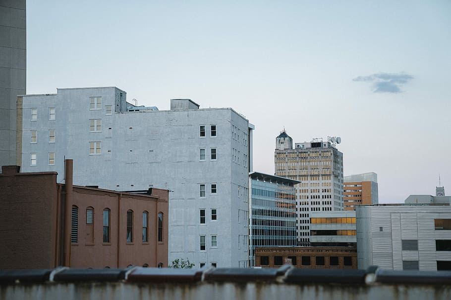 fotografia di paesaggio, bianca, Marrone, calcestruzzo, edifici, nuvoloso, cielo, edificio in cemento grigio, costruzione, tetto, finestra, Casa, appartamento, urbano, città, città scape, orizzonte, jackson, Mississippi, cemento, sporco, grintoso, nube, architettura, esterno dell'edificio, struttura costruita, quartiere residenziale, nessuno, natura, Inquadratura dal basso, giorno, edificio per uffici esterno, moderno, all'aperto, nuvola - cielo, acqua, grattacielo, sviluppo abitativo, 5K