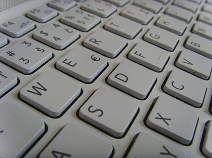 tastatur, knap, hvid, breve, computerudstyr, computer, computer tastatur, teknologi, meddelelse, forbindelse, computer del, tekst, computer nøgle, trådløs teknologi, internet, computer netværk, tæt på, indendørs, ingen mennesker, fuld ramme, brev, baggrunde, hvid farve, social networking, 2K, CC0, offentligt domæne, royaltyfrie