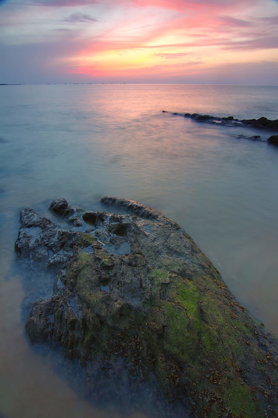 hav, daggry, landskab, natur, skyer, mos, ocean, udendørs, refleksioner, klipper, marinemaleri, kysten, himmel, sol, solnedgang, vand, skønhed i naturen, scenics - natur, klippe, ro, rock-objekt, strand, horisont over vand, sky - himmel, solid, rolig scene, idyllisk, jord, horisont, ingen mennesker, klippekyst, 2K
