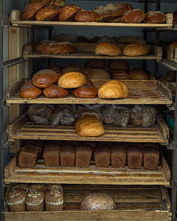 lotto di pasticceria, pane, panini, pagnotta, Grano, Gli extra, cibo, Farina, cottura al forno, cibo e bevande, mensola, nessuno, in casa, grande gruppo di oggetti, forno, freschezza, giorno, al forno, benessere, Al dettaglio, memorizzare, pagnotta di pane, mangiare sano, in vendita, abbondanza, natura morta, pronto a mangiare, ciambella, cibo francese, esposizione al dettaglio, vassoio, teglia, spuntino, 4K, CC0, dominio pubblico, privo di copyright