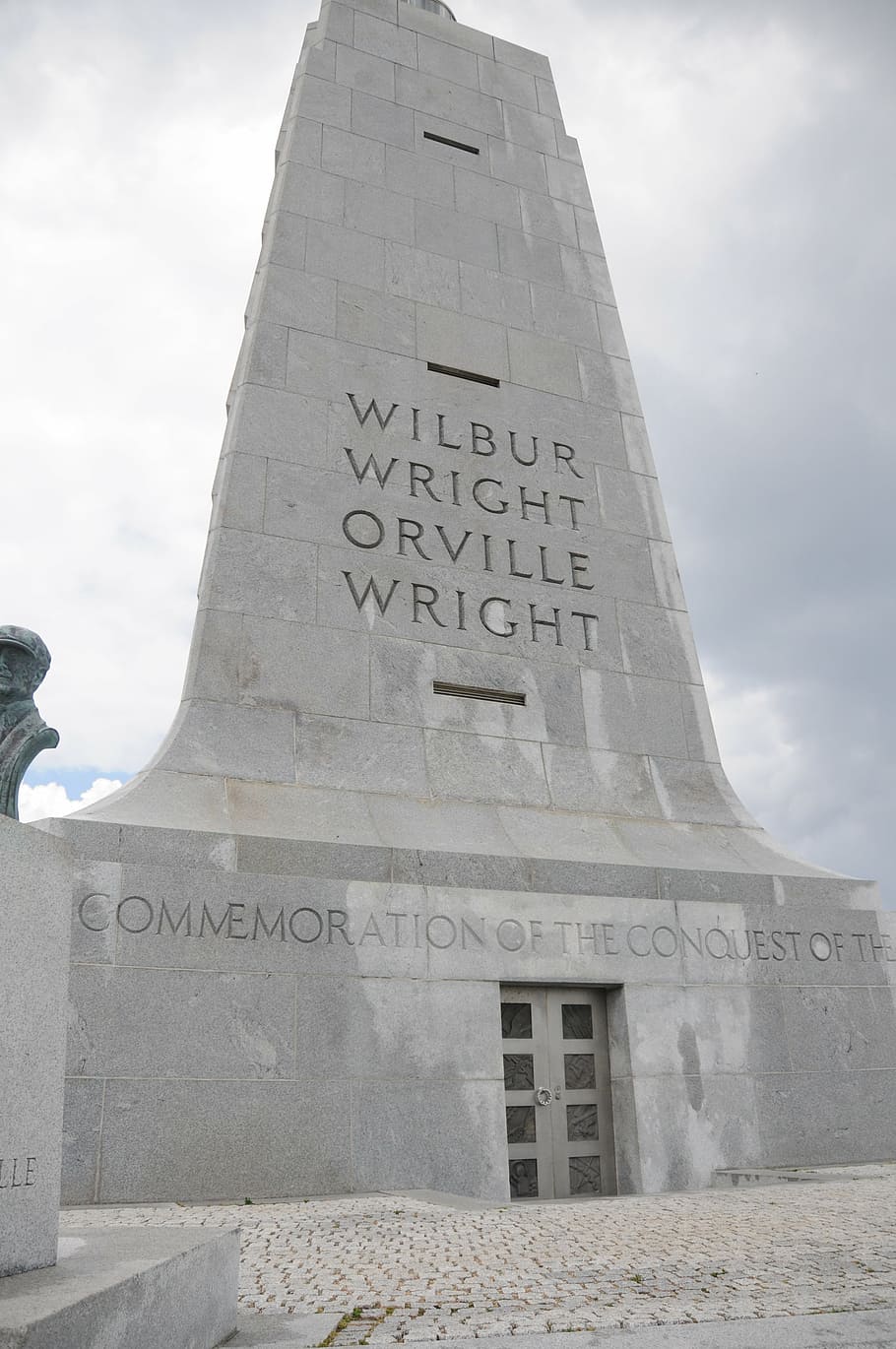 wilbur wright, orville wright, falcó gatet, Carolina del Nord, bancs exteriors, germans Wright, arquitectura, destinacions de viatge, estructura construïda, text, història, el passat, turisme, cel, viatjar, memorial, monument, vista d’angle baix, núvol - cel, dia, cap gent, naturalesa, art i artesania, exterior de l'edifici, escultura, representació humana, a l'aire lliure, civilització antiga, 4K