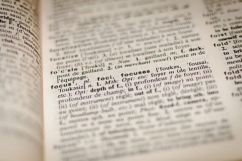 palabra de vocabulario de enfoque, focos, enfoques, texto, atención, palabras, diccionario, libro, estudiar, aprendizaje, educación, colegio, negocio, enfoque selectivo, historia, papel, religión, nadie, literatura, periódico, comunicación, publicación, de cerca, escritura occidental, adentro, antecedentes, creencia, los medios de comunicación, medio de información, naturaleza muerta, 2K, CC0, dominio público, libre de derechos
