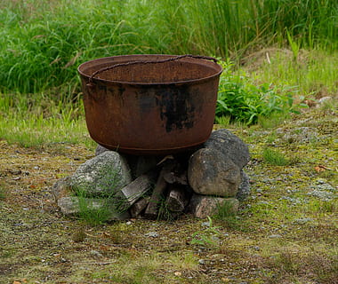 chaudron, cuisine, rouille, en plein air, poêle, herbe, vieux, journée, personne, la nature, plante, terre, champ, croissance, couleur verte, rouillé, métal, tranquillité, récipient, eau, vue grand angle, cylindre, lumière du soleil, bois - matériau, 2K, CC0, domaine public, libre de droits