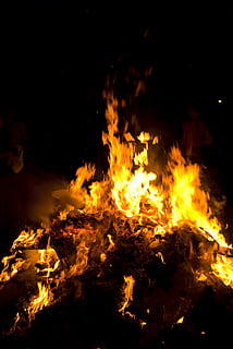 fuoco di bivacco, fuoco, fiamma, libro che brucia, combustione, bruciare, fuoco fuoco, marca, caldo, calore, illuminazione, romanza, atmosfera, ardente, fuoco - fenomeno naturale, calore - temperatura, notte, falò, colore arancione, nessuno, movimento, natura, raggiante, giallo, all'aperto, evento, buio, ambiente, ceppo, terra, movimento sfocato, 4K, CC0, dominio pubblico, privo di copyright