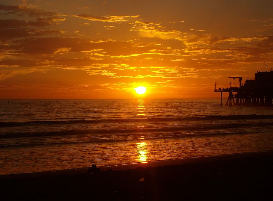 posta de sol, platja, silouhette, posta de sol de platja, oceà, cel, aigua, vacances, viatjar, Costa, tarda, reflexió, mar, bellesa a la natura, escenics - natura, color taronja, horitzó, horitzó sobre l’aigua, sol, escena tranquil·la, tranquil·litat, núvol - cel, naturalesa, llum solar, terra, cap gent, a l'aire lliure, 1080P