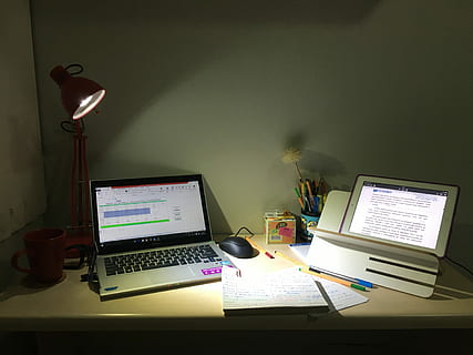 Macbook Pro, étude, recherche, nuit, carnet, ipad, travail, La technologie, portable, Technologie sans fil, ordinateur, moniteur d'ordinateur, à l'intérieur, table, équipement informatique, lampe électrique, la communication, lien, matériel d'éclairage, meubles, personne, Bureau, illuminé, affaires, publication, clavier, 4K, CC0, domaine public, libre de droits