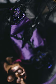 decorações de halloween, dia das Bruxas, Decorações, outono, crânio, Horror, assustador, mulheres, pessoas, uma pessoa, fêmeas, Sombrio, adulto médio, apenas adultos, só mulheres, adulto, uma mulher só, roxa, dentro de casa, mão, moda, parte do corpo humano, pessoas reais, fechar-se, mão humana, estilos de vida, foco seletivo, joalheria, atividade de lazer, vista frontal, adulto jovem, visão de alto ângulo, 5K