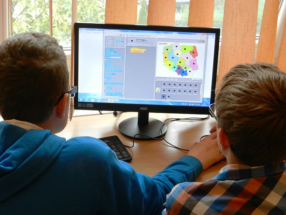 dos, noi, jugant, ordinador, al costat, clar, finestra de vidre, l'estudiant, estudiants, escola, laboratori, programació, laboratori de computació, equips informàtics, tecnologia, equipament, ordinadors, projecte, monitor, teclat, vista del darrere, homes, mascles, adult, monitor d’ordinador, comunicació, utilitzant l’ordinador, a l'interior, gent, connexió, treball, PC d'escriptori, Internet, mirant, dones, dues persones, xarxa d’ordinadors, a la vista de l’espatlla, 4K