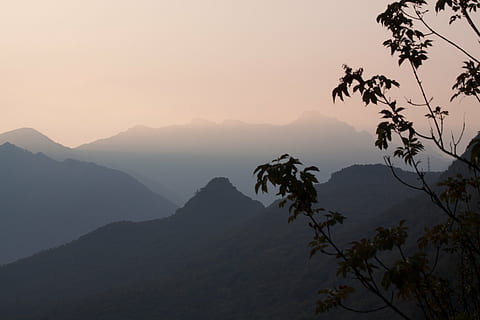 sortida del sol, alpí, muntanyes, arbre, boirina, il·luminació, nord d'Itàlia, garda, muntanya, cel, escenics - natura, bellesa a la natura, Serra, tranquil·litat, escena tranquil·la, posta de sol, naturalesa, silueta, idíl·lic, planta, escena no urbana, cap gent, medi ambient, paisatge, boira, núvol - cel, a l'aire lliure, cim de muntanya, 4K, CC0, domini públic, lliure de regalies