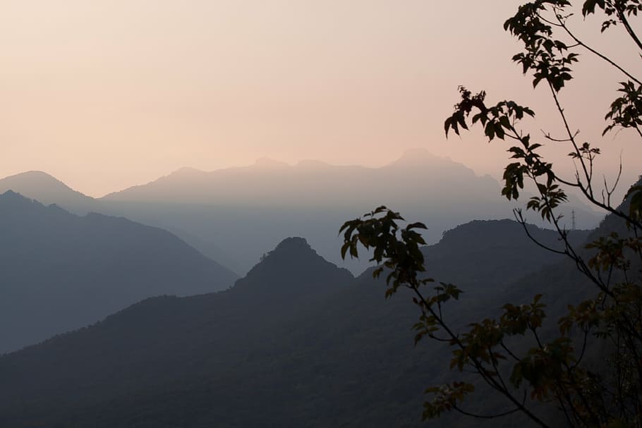 sortida del sol, alpí, muntanyes, arbre, boirina, il·luminació, nord d'Itàlia, garda, muntanya, cel, escenics - natura, bellesa a la natura, Serra, tranquil·litat, escena tranquil·la, posta de sol, naturalesa, silueta, idíl·lic, planta, escena no urbana, cap gent, medi ambient, paisatge, boira, núvol - cel, a l'aire lliure, cim de muntanya, 4K