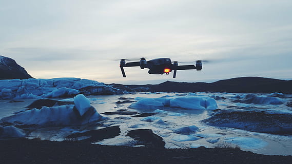 flyvende sort drone, drone, kamera, is, isbjerg, sne, kold, vejr, teknologi, flyve, udendørs, kamera - fotografisk udstyr, hav, fotografering temaer, militær, himmel, ingen mennesker, vand, dag, kold temperatur, natur, vinter, scenics - natur, skønhed i naturen, miljø, sky - himmel, rejse, fritidsaktivitet, rolig scene, bjerg, landskab, jord, 5K, CC0, offentligt domæne, royaltyfrie