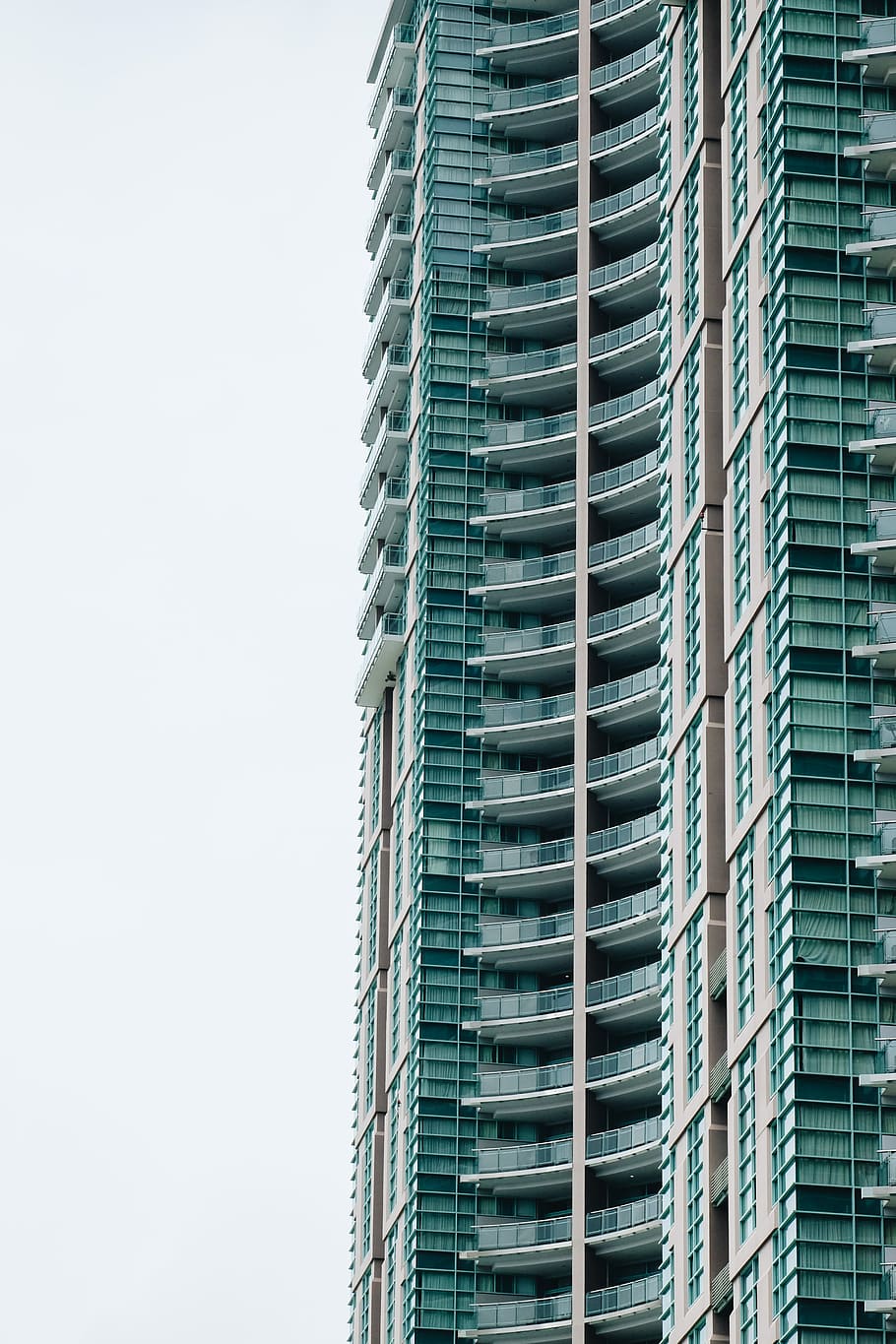 Basso, fotografia ad angolo, costruzione di cortine, alto edificio, costruzione, architettura, Torre, grattacielo, verde, struttura costruita, esterno dell'edificio, edificio per uffici esterno, città, moderno, ufficio, alto - alto, Inquadratura dal basso, nessuno, giorno, cielo, natura, all'aperto, fotogramma intero, vetro - materiale, copia spazio, appartamento, 4K
