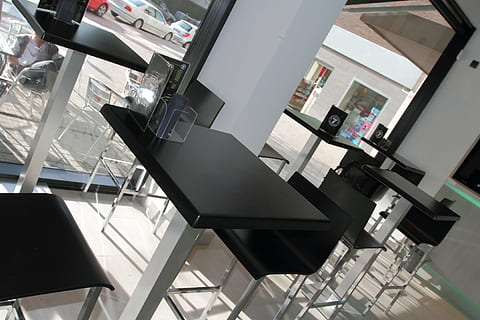 Kawa, restauracja, pub, wewnątrz, stół, siedzenie, krzesło, wysoki kąt widzenia, żadnych ludzi, brak, technologia, Edukacja, meble, komputer, komputer stacjonarny, gabinet, przechylenie, wyposażenie komputera, monitor komputerowy, architektura, biurko, pusty, 4K, CC0, domena publiczna, darmowe zdjęcia