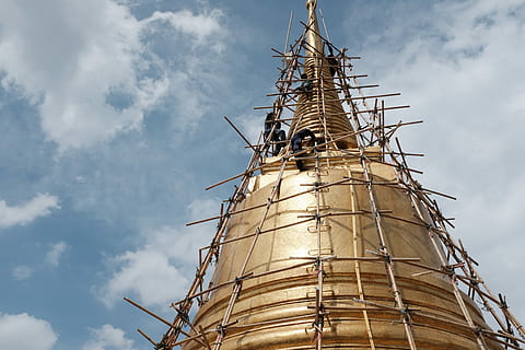person bygning tårn, lav, vinkelfotografering, mennesker, klatring, guld struktur, dagtimerne, konstruktion, arkitektur, bygherrer, tempel, arbejder, buddhist, himmel, guld, Thailand, lav vinkel visning, sky - himmel, natur, bygget struktur, dag, bygning udvendig, ingen mennesker, tårn, sollys, udendørs, høj - høj, industri, bygning, brændstof og elproduktion, teknologi, metal, fabrik, stående, 5K, CC0, offentligt domæne, royaltyfrie