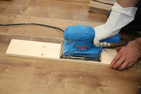 blauw, persoon, hand-, decoupeerzagen, persoonlijk, donder, diy, timmerman, gereedschap, houtbewerking, werk, veiligheid, menselijke hand, menselijk lichaamsdeel, hout - materiaal, bezetting, handarbeider, binnenshuis, echte mensen, een persoon, werkend, mannen, bezit, tafel, voorbereiding, eten en drinken, midsection, werkplaats, bedrijf, 4K, CC0, publiek domein, royaltyvrij
