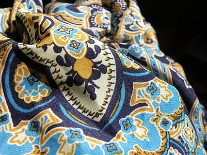 Muster, Material, Substanz, die Substanz, Blau, Ornament, orientalisch, Nahansicht, keine Leute, schwarzer Hintergrund, Textil-, Design, Kunst und Handwerk, Blumenmuster, drinnen, Kunst, Kleidung, Stickerei, goldfarben, Gold, Mode, Kreativität, Stillleben, Dekoration, aufwendig, 2K, CC0, gemeinfrei, lizenzfrei