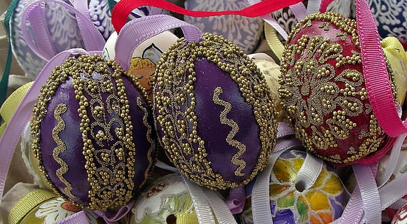 Handwerk, Ostern, Eier, Ostereier, Weihnachtsdekoration, die tradition von, zu verkaufen, Verkauf, Variation, Wahl, keine Leute, High Angle View, Nahansicht, Stillleben, Markt, drinnen, Lebensmittel, Essen und Trinken, Muster, große gruppe von gegenständen, Marktstand, Kleinunternehmen, Geschäft, Frische, mehrfarbig, Hintergründe, Verkaufsdisplay, Blumenmuster, 1080P, CC0, gemeinfrei, lizenzfrei
