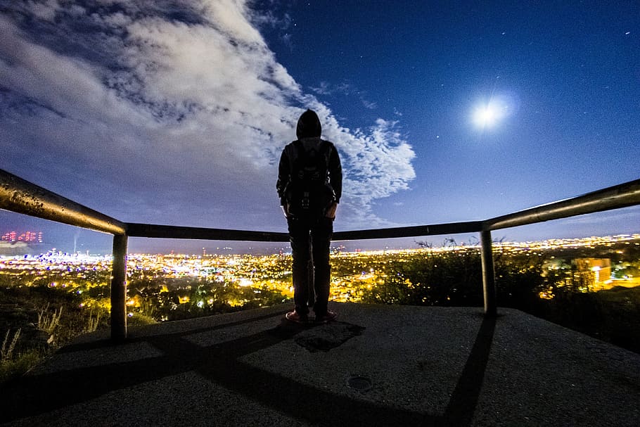 blau, cel, núvols, estrella, ciutat, nit, llums, gent, home, sol, pensar, una persona, estrella - espai, naturalesa, longitud completa, astronomia, vista del darrere, espai, de peu, persones reals, escenics - natura, barana, il·luminat, estils de vida, activitat d'oci, a l'aire lliure, silueta, bellesa a la natura, mirant la vista, 5K