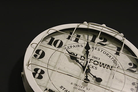 gestió del temps, rodó, blanc, rellotge analògic, 10: 58, temps, rellotge, cable, vintage, antiguitat, nombre, fons negre, primer pla, tir de l'estudi, cap gent, a l'interior, rellotge de mà, comunicació, veure, data límit, còpia espai, precisió, instrument del temps, Minuta, metall, vidre - material, cronòmetre, acer, color plata, 5K, CC0, domini públic, lliure de regalies