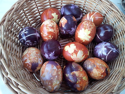 Pasen, Paas eieren, ei, geschilderd, easter egg schilderij, blauholz, zwiebelschale, mand met eieren, mand, voedsel, eten en drinken, houder, versheid, stilleven, vlechtwerk, detailopname, gezond eten, welzijn, geen mensen, hoge hoekmening, binnenshuis, grote groep objecten, fruit, dag, plastic, keuze, zoet eten, klaar om te eten, 2K, CC0, publiek domein, royaltyvrij
