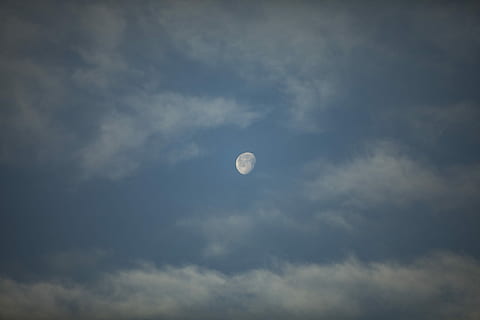 lua, branco, azul, céu, foto, cheio, nuvem, nuvem - céu, visão de baixo ângulo, espaço, beleza na natureza, natureza, astronomia, ninguém, tranquilidade, scenics - natureza, lua planetária, cena tranquila, ao ar livre, noite, lua cheia, idílico, círculo, crepúsculo, 1080P, CC0, domínio público, royalty free