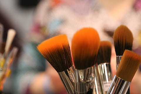Foto geschlossen, braun, grau, Makeup Bürsten, Bürsten, kosmetische Werkzeuge, Bürste, Kosmetika, bilden, Make-up-Tools, Kunstwerkzeuge, Make-up Pinsel, Pinsel, Palette, Nahansicht, keine Leute, drinnen, Tag, selektiver Fokus, Fokus auf den Vordergrund, Beauty-Produkt, Schönheit, extreme Nahaufnahme, Kunst und Handwerk, Studio, mehrfarbig, Variation, Wahl, Malerei der schönen Kunst, Kunst- und Handwerksausrüstung, Pinselstrich, 5K, CC0, gemeinfrei, lizenzfrei