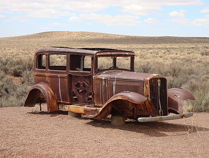 klassisches Auto, Oldtimer, altes Auto, Auto, Automobil, Fahrzeug, retro, amerikanisches Auto, Autowrack, Wrack, Rost, obsolet, verlassen, Retro-Stil, altmodisch, Transport, rostig, Transportmittel, Land, Landfahrzeug, Feld, Himmel, Landschaft, Tag, Natur, alt, beschädigt, Metall, Kraftfahrzeug, Umgebung, heruntergewirtschaftet, keine Leute, Verschlechterung, draußen, ruiniert, 2K, CC0, gemeinfrei, lizenzfrei