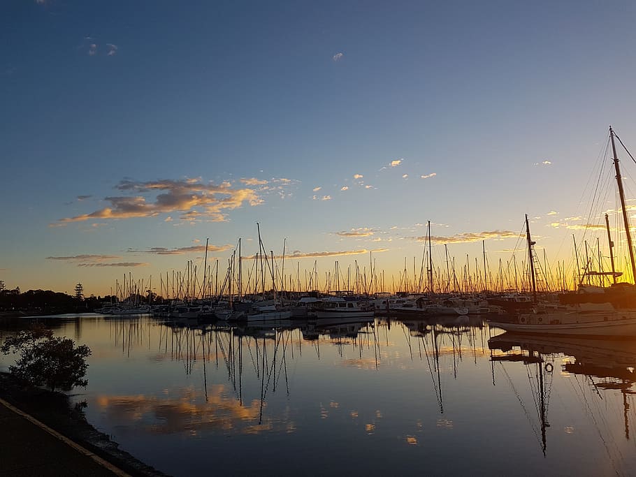 aigua, reflexió, alba, posta de sol, cel, fons blau, naturalesa, sortida del sol, llum solar, a l'aire lliure, al matí, escènic, escena, cloudscape, marina, núvol, iot, navegar, vela, Costa, embarcacions, calma, iots, pacífica, tranquil, vaixells, fora, blau, mar, nàutica, marí, port, paisatge marí, marítim, taronja, amarratge, vaixell nàutic, veler, bellesa a la natura, llac, tranquil·litat, núvol - cel, transport, màstil, manera de transport, cap gent, escena tranquil·la, escenics - natura, amarrat, idíl·lic, llac de reflexió, 4K