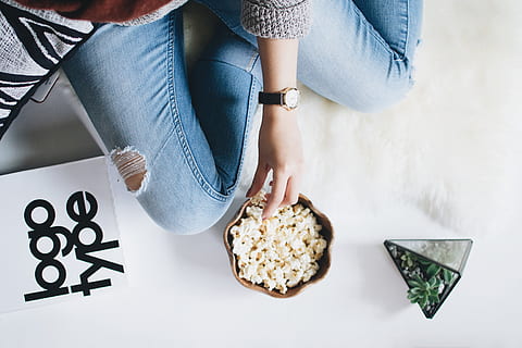 la personne, en portant, pop corn, bol, femme, blanc, séance, femmes, aliments, personnes, à l'intérieur, les femelles, main humaine, adulte, ethnie caucasienne, une personne, modes de vie, partie du corps humain, une seule femme, vue grand angle, Vrais gens, Activité de loisir, section médiane, la communication, Nourriture et boisson, section basse, Vêtements décontractés, partie du corps, table, jeans, collation, 4K, CC0, domaine public, libre de droits